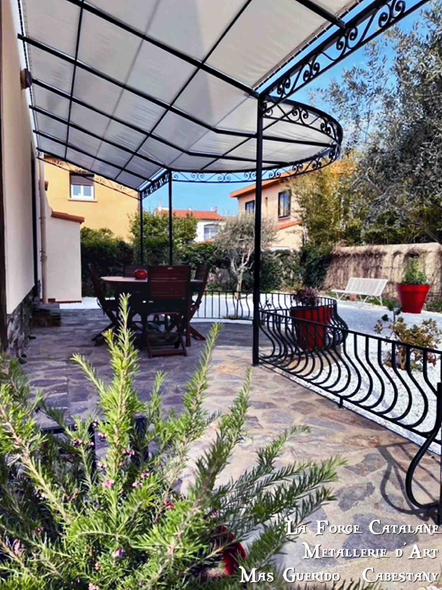 Pergola cintree frise volute bache forge catalane 3.jpg